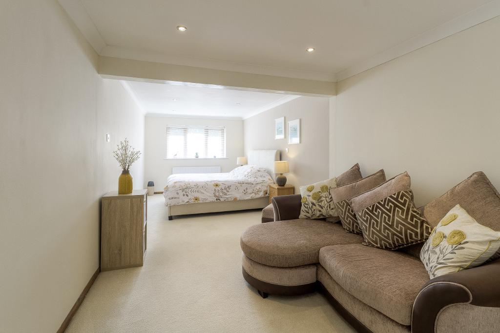 Meissen Avenue, Desborough, Kettering, Northants, NN14 2YB