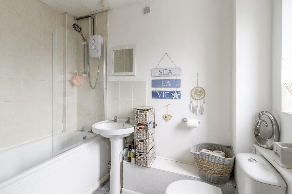 **NO CHAIN** - Valley Rise, Desborough, Kettering, Northamptonshire, NN14 2QR