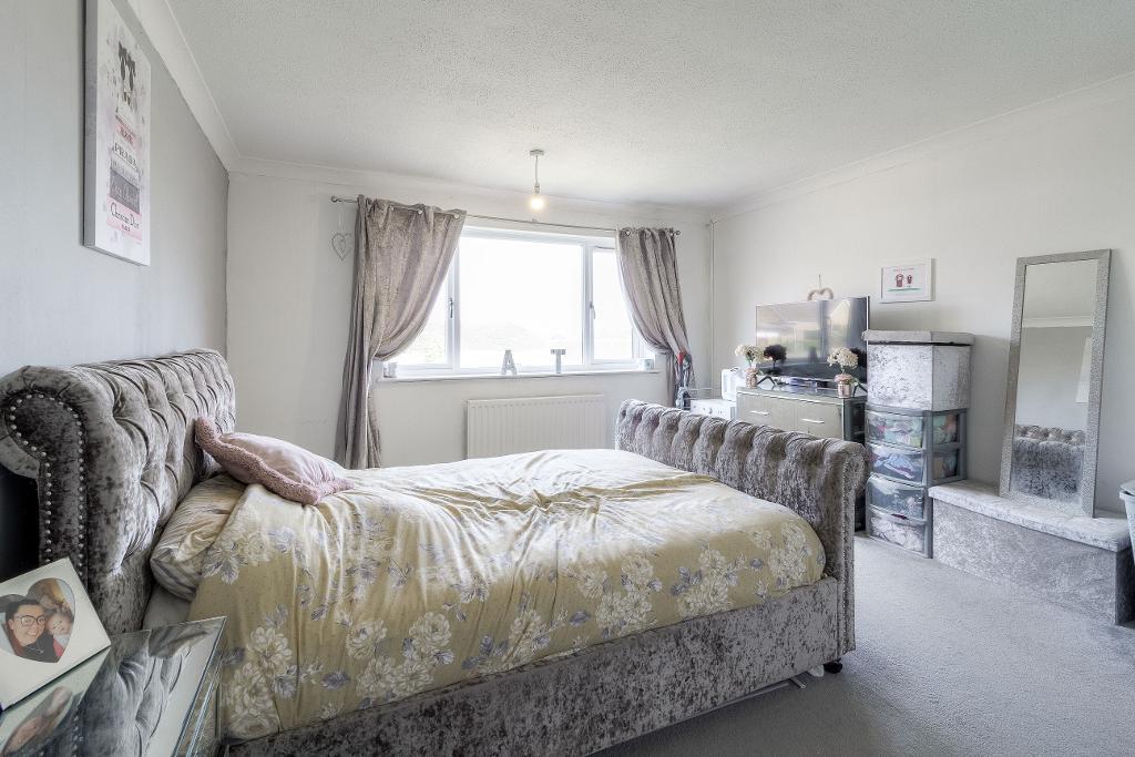 **NO CHAIN** - Valley Rise, Desborough, Kettering, Northamptonshire, NN14 2QR