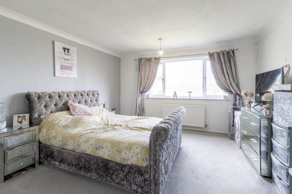 **NO CHAIN** - Valley Rise, Desborough, Kettering, Northamptonshire, NN14 2QR