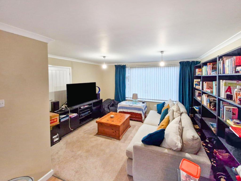 **NO CHAIN** Lancaster Road, Rothwell, Kettering, Northants, NN14 6DW